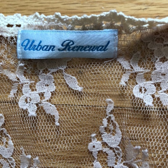 Cropped lace silky vest - Picture 2 of 4